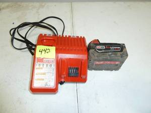 lot 442 image: Milwaukee Charger M12-M18, 5.0 Battery
