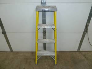 lot 513 image: Keller Fiberglass Step Ladder 4 Yellow