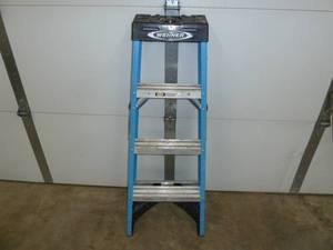 lot 514 image: Werner Fiberglass Step Ladder 4 Blue