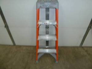 lot 515 image: Keller Pro Fiberglass Step Ladder 4 Red