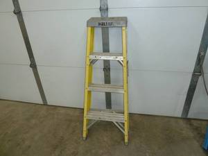 lot 516 image: Keller Fiberglass Step Ladder 4 Yellow
