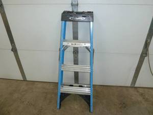 lot 517 image: Werner Fiberglass Step Ladder 4 Blue