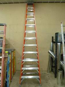 lot 518 image: Keller Pro Fiberglass Step Ladder 12 Red