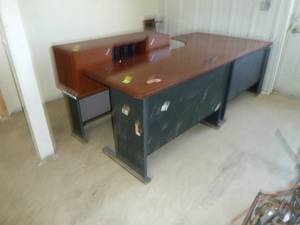lot 563 image: Office Desk Middle Shop