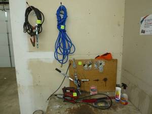 lot 572 image: Milwaukee Grease Gun 18v, Cable Winch