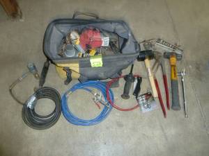 lot 573 image: Dewalt Bag Of Assorted Tools