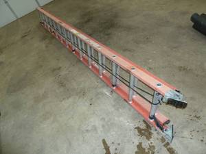 lot 524 image: Werner Fiberglass Extension Ladder 28 Red