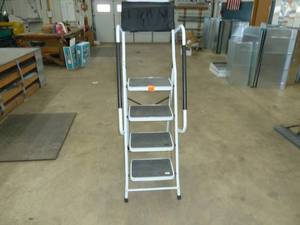 lot 646 image: White Step Stool 5