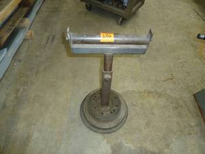 lot 682 image: Roller Stand 12