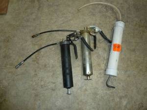 lot 758 image: Grease Guns & Suction Guns