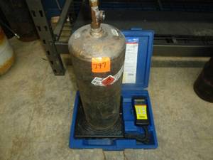 lot 797 image: Acetylene Tank Gold- Refilled