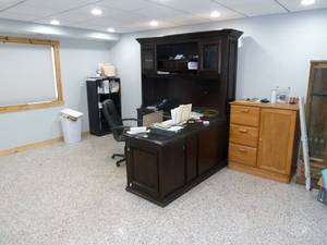 lot 834 image: Office #4 Desk & Furniture