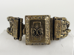 Karu  Art Deco Sweetheart Chain Gold Tone Base Metal Locket Bracelet .