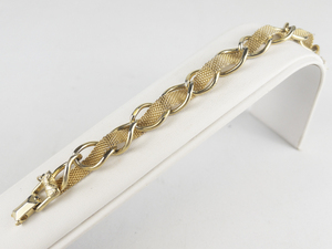 Vintage Woven Gold Tone Base Metal Chain Bracelet .