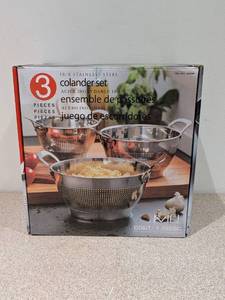 lot 18 image: BRAND NEW MIU 3PC. STAINLESS STEEL COLANDER SET