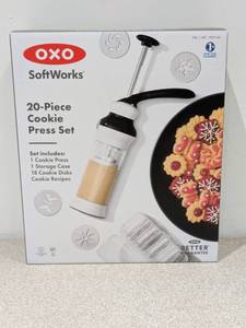 lot 41 image: BRAND NEW OXO SOFTWORKS 20PC. COOKIE PRESS SET