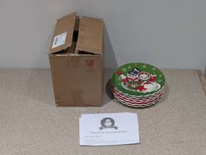 lot 49 image: BRAND NEW MR.CHRISTMAS NOSTALGIC SCALLOP PLATES ( 14 PLATES TOTAL )