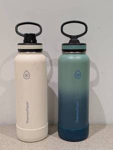 lot 72 image: 2 THERMOFLASK STAINLESS STEEL VACUUM INSULATED WATER BOTTLES