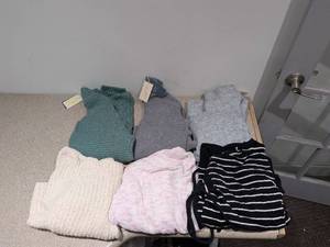 lot 100 image: BRAND NEW 6 PACK OF SMALL WOMANS SWEATERS