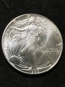 lot 104 image: 1986 AMERICAN SILVER EAGLE 1 TROY OZ .999 FINE SILVER