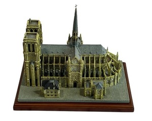 lot 1 image: The Danbury Mint Notre Dame Historic Hand Painted Sculpture with COA (9 x 11.5 x 7.5)