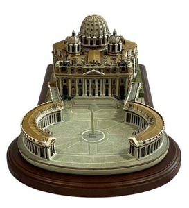 lot 16 image: The Danbury Mint The Vatican Historic Hand Painted Sculpture with Certificate of Ownership (6 x 9 x 14)