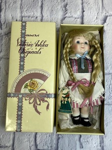 lot 34 image: Vintage Victoria Ashlea Originals Musical Porcelain Doll (Working) - 11 Tall