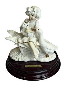 lot 39 image: Beautiful Giuseppe Armani Close Encounters 0258-F Collectible 5 Ceramic Figure