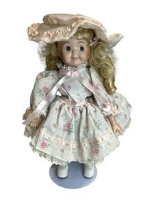 lot 42 image: Vintage A Connoisseur Collection Seymour Mann 13 Porcelain Doll
