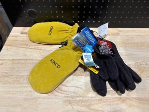 lot 10 image: Gloves and Mitts