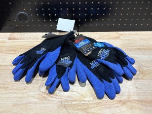 lot 11 image: Gloves