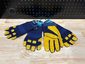 lot 14 image: Gloves
