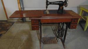 lot 73 image: Singer Sewing Machine in a Case