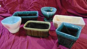 lot 19 image: 6-Hull Pottery Pieces