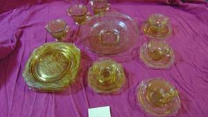 lot 37 image: 16 Pieces of Yellow Depression Glass