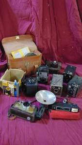 lot 115 image: Assortment of Vintage Cameras