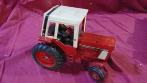 lot 118 image: 1586 International Tractor