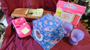 lot 130 image: Lot of Misc Barbie Items