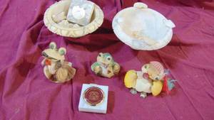 lot 136 image: 2 Marble Decor items and Shell Frogs