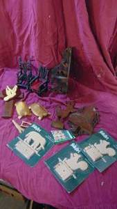 lot 137 image: Box of Wooden Decor