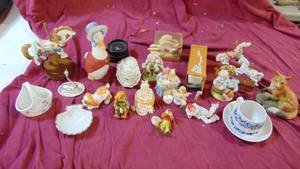 lot 141 image: Decor Lot with Figures