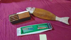 lot 149 image: Knives and Fish Shaped Cutting Board