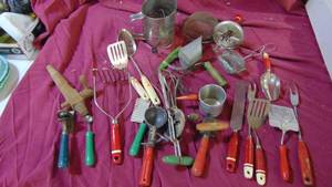 lot 164 image: Large Lot of Nice Vintage Painted Kitchen Utensils