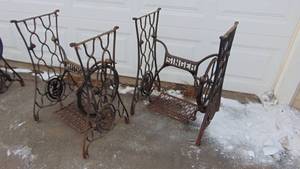 lot 1 image: 2- Singer Sewing Machine Cast Iron Bottoms