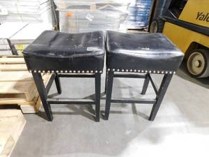 lot 32 image: (2) BAR STOOLS