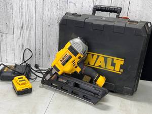 lot 214 image: DeWalt 20V MAX Cordless Framing Nailer