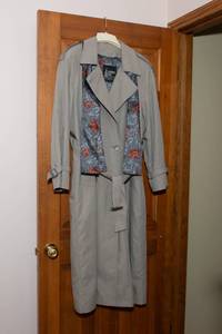 lot 30 image: London Fog Womens Trench Coat - Size 14