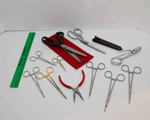 lot 40 image: Sewing Tools - 12 Pieces