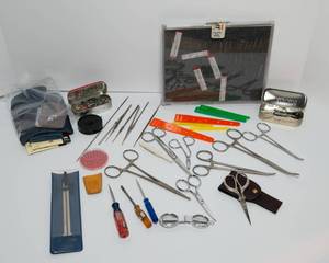 lot 64 image: Miscellaneous Sewing Tools