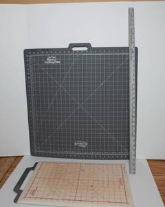 lot 42 image: June Tailor Quilting Rotary Cutting Mats